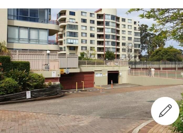 Furnished 3b/r Unit For Rent With Tennis Courts, Jaccuzi And Pool * Sydney